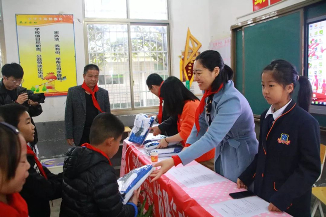 【爱心传递,温暖有你】优米体育中心参加大型公益活动——“校服行动——HiShop